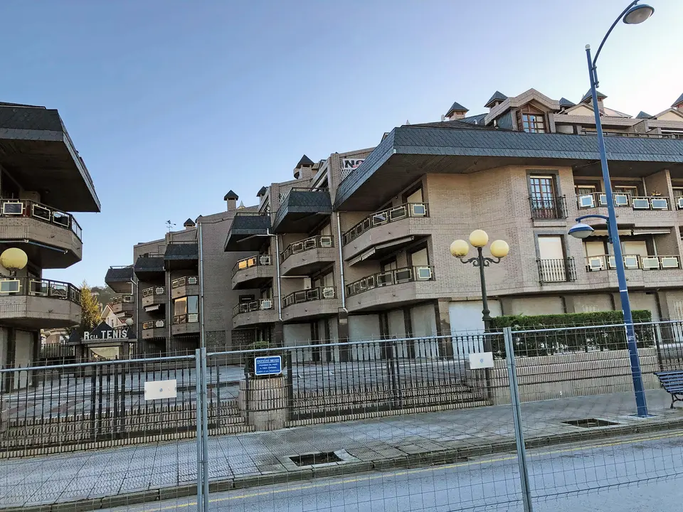 El edificio Tenis en Laredo, centro de una disputa legal tras la denuncia de una de las propietarias. / Alerta