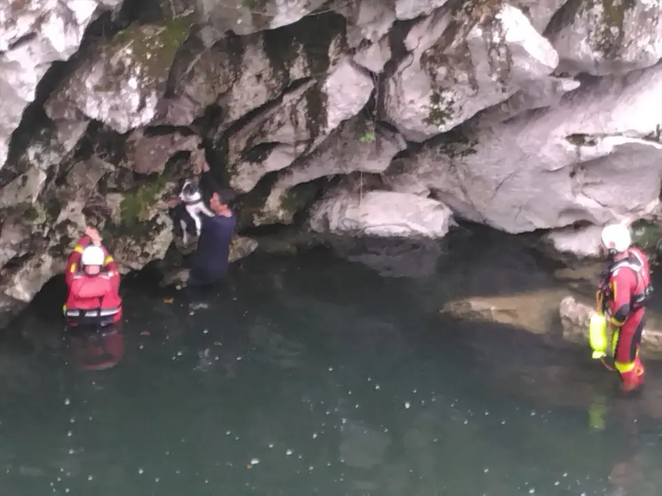 Momento del rescate del perro y su due&ntilde;o. / 112 Cantabria