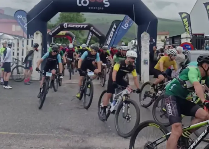 Salida de la segunda etapa en Igu&ntilde;a. / Cantabria Bike Race (Instagram)