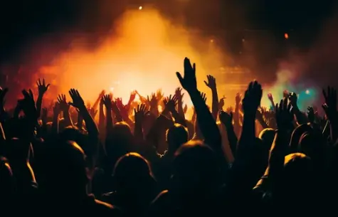 La gente disfruta de una fiesta. / A.S.