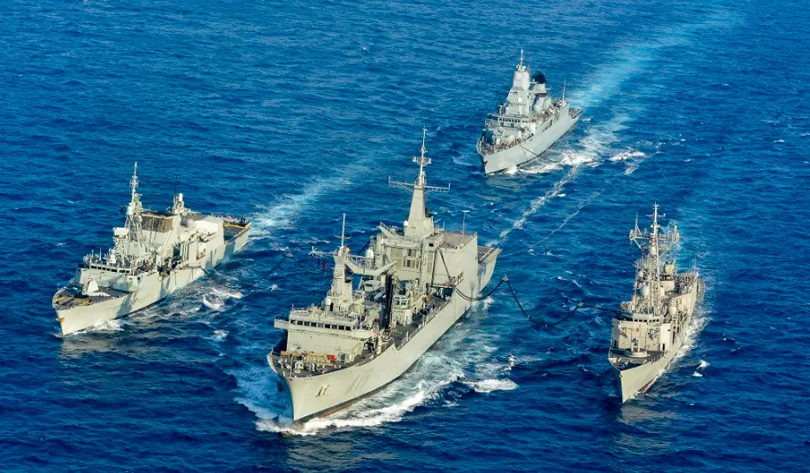 Buque de Aprovisionamiento de Combate "Cantabria" (A-15), realizando aprovisionamiento triple. / Armada espa&ntilde;ola