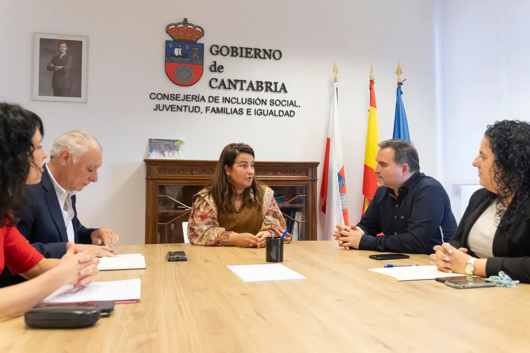 La consejera de Inclusi&oacute;n Social, Juventud, Familias e Igualdad, Bego&ntilde;a G&oacute;mez del R&iacute;o, recibe al alcalde de Santo&ntilde;a. / Alerta
