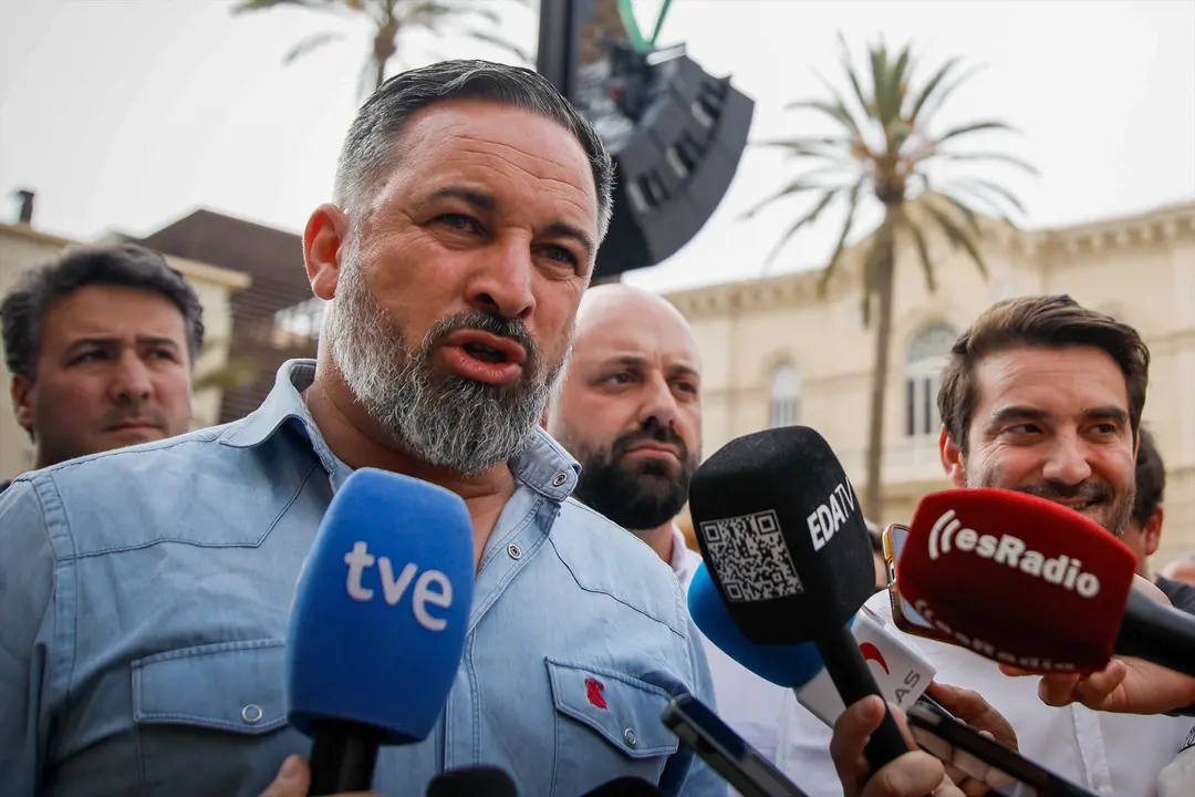 El l&iacute;der de Vox, Santiago Abascal atiende a los medios de comunicaci&oacute;n. Marian Le&oacute;n
