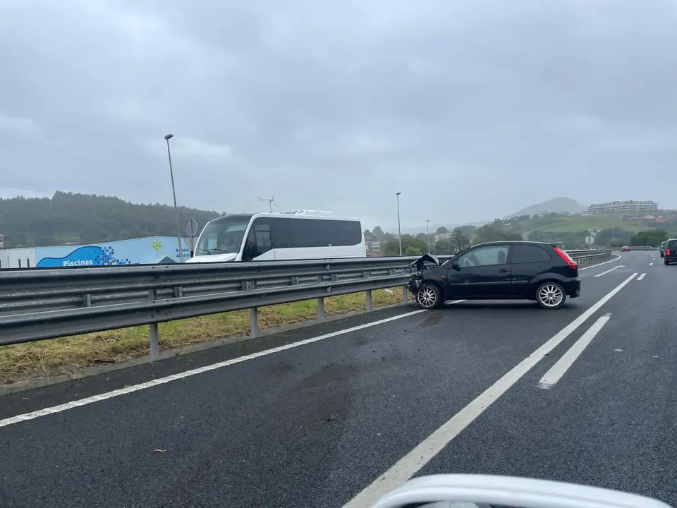 Uno de los veh&iacute;culos tras el accidente. / S.D.