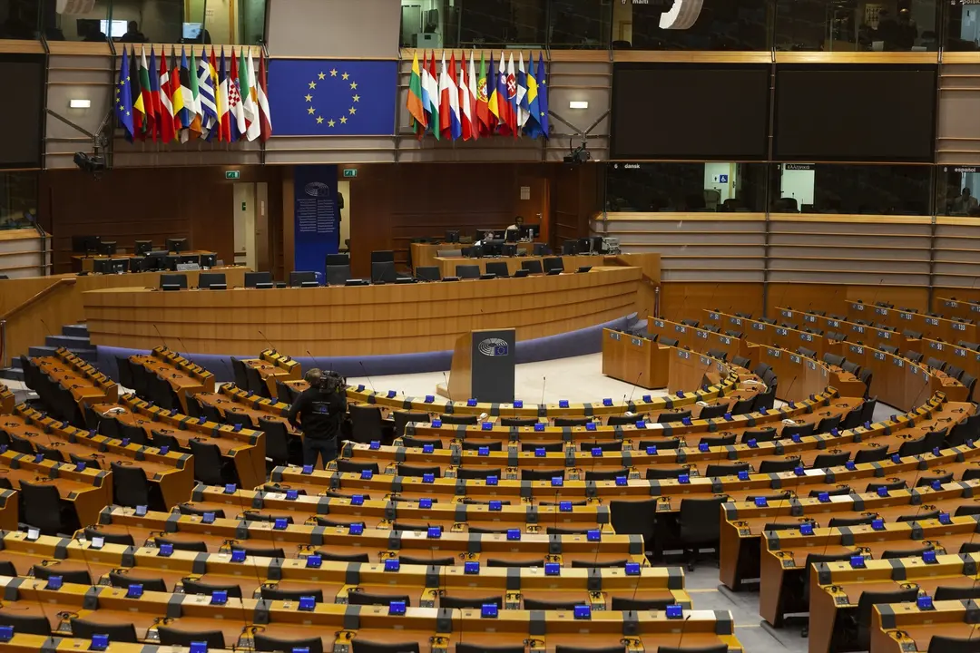 El hemiciclo del Parlamento Europeo vac&iacute;o en B&eacute;lgica (Bruselas). NICOLAS LANDEMARD / Archivo