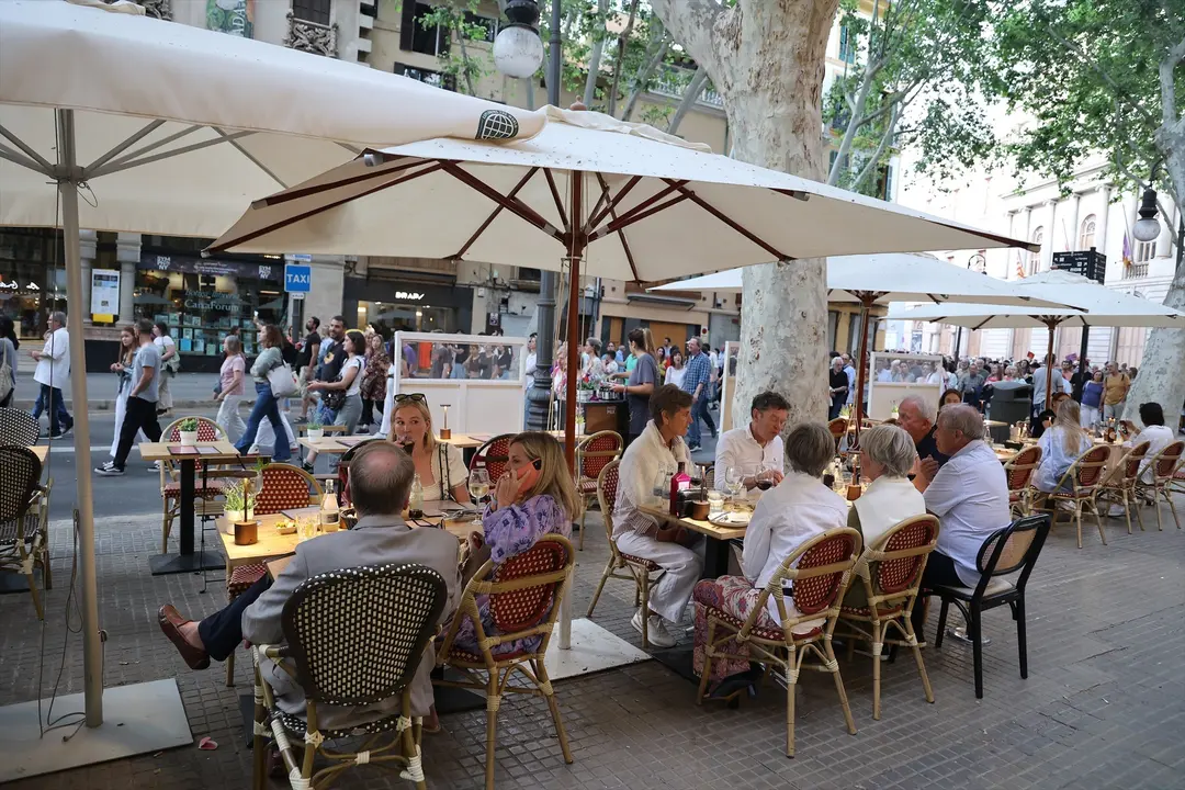 Varias personas en una terraza. Isaac Buj