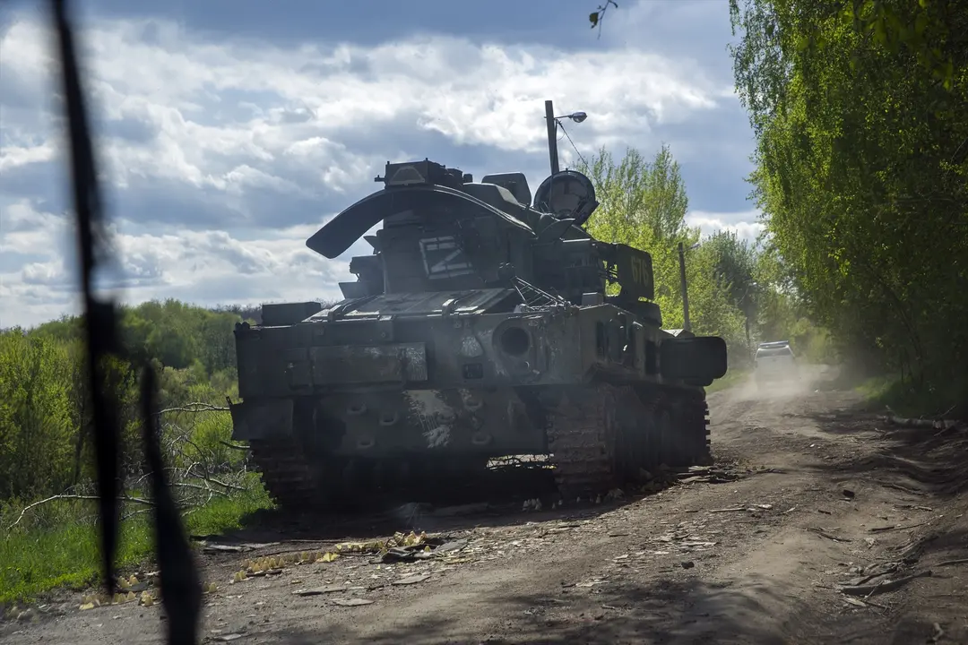Un veh&iacute;culo de guerra ruso en una carretera rural cerca de Dergachi, al norte de J&aacute;rkov. DANIEL CARDE / Archivo