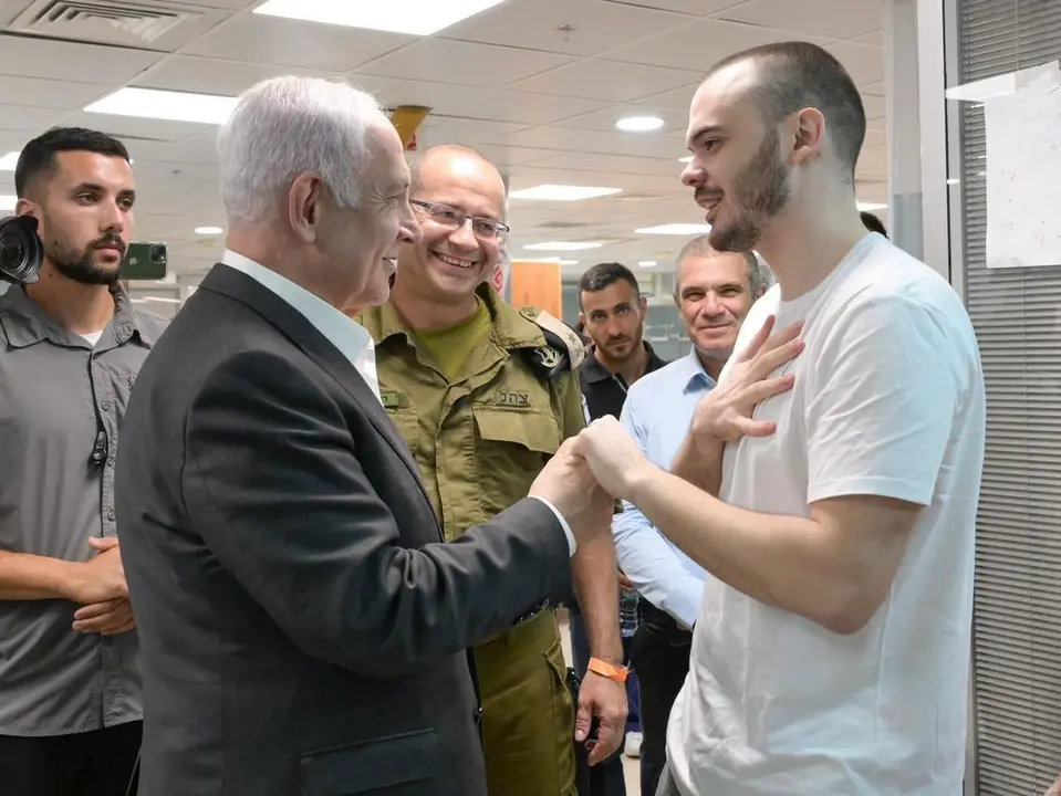 Uno de los rehenes liberados junto con el primer ministro israel&iacute;, Benjam&iacute;n Netanyahu. EP / Archivo