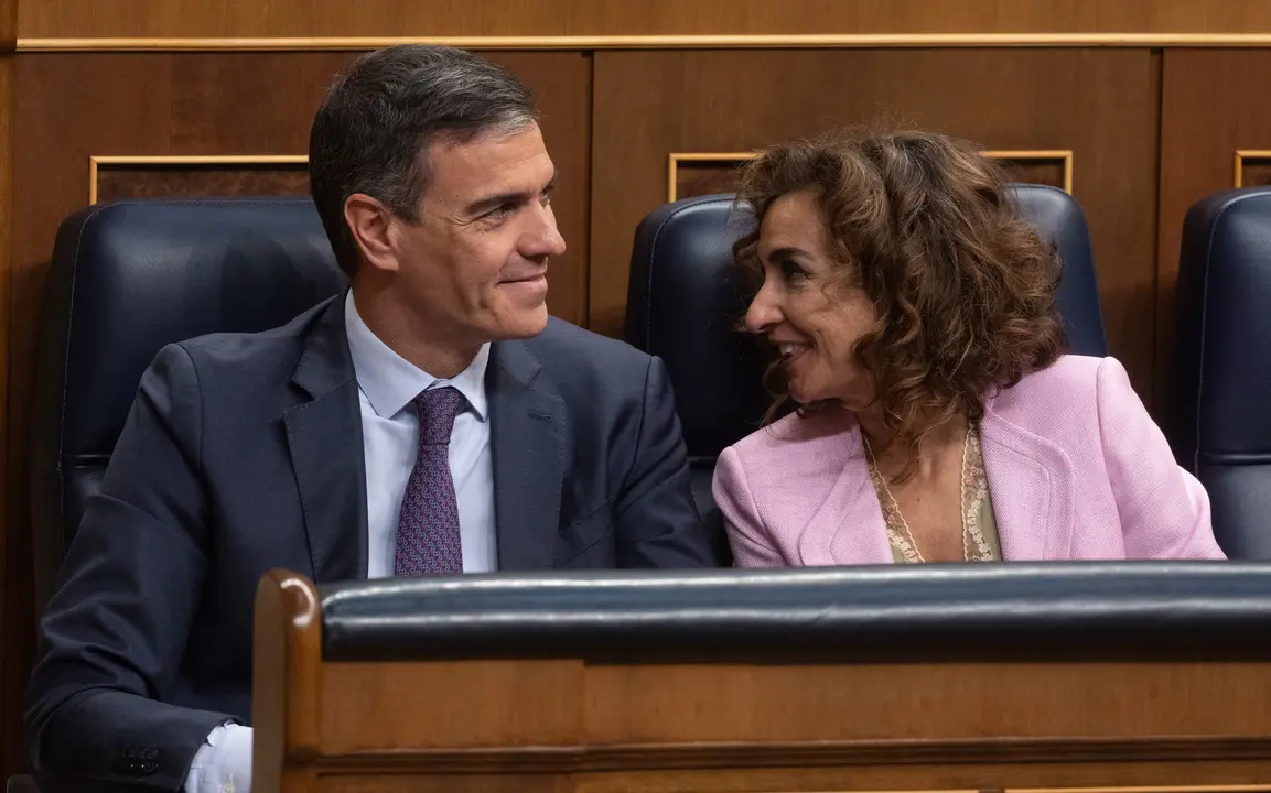 El presidente del Gobierno, Pedro S&aacute;nchez y la vicepresidenta primera y ministra de Hacienda, Mar&iacute;a Jes&uacute;s Montero, en el pleno del Congreso de los Diputados.