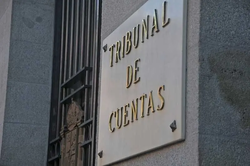 El cartel en la fachada del Tribunal de Cuentas. EP / Archivo