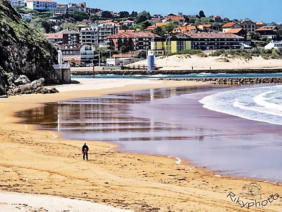 La playa de Marz&aacute;n en Cuch&iacute;a y Suances al fondo / Alerta