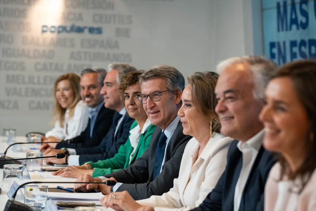 (I-D) La candidata del PP a las elecciones europeas, Dolors Montserrat; el presidente del PP, Alberto N&uacute;&ntilde;ez Feij&oacute;o y la secretaria general del PP, Cuca Gamarra, durante la reuni&oacute;n del Comit&eacute; Ejecutivo Nacional. Matias Chiofalo