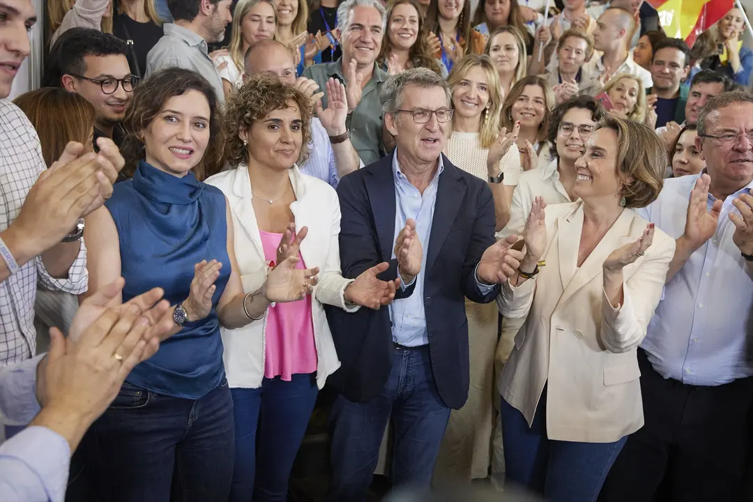 (I-D) La presidenta de la Comunidad de Madrid, Isabel D&iacute;az Ayuso; la candidata del PP a las elecciones euroepeas, Dolors Montserrat; el l&iacute;der del PP, Alberto N&uacute;&ntilde;ez Feij&oacute;o y la secretaria general del PP, Cuca Gamarra. Jes&uacute;s Hell&iacute;n / Archivo