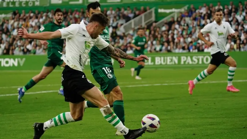Uno de los partidos de la pasada temporada entre Racing y Burgos en El Sardinero. / L.H.