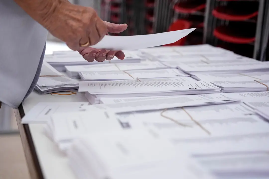 Un se&ntilde;or cogiendo una papeleta para votar en las elecciones europeas. / Joaquin Corchero