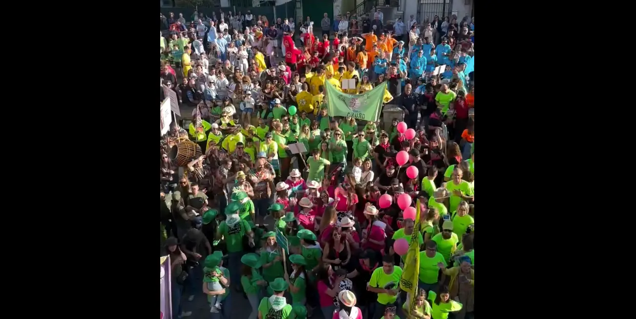 La gente frente al Ayuntamiento esperando al chupinazo. / C.C.