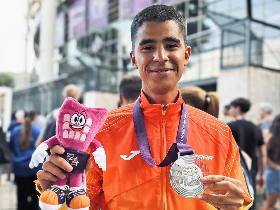 Mohamed Attaoui posa con la medalla del Campeonato de Europa. / RFEA