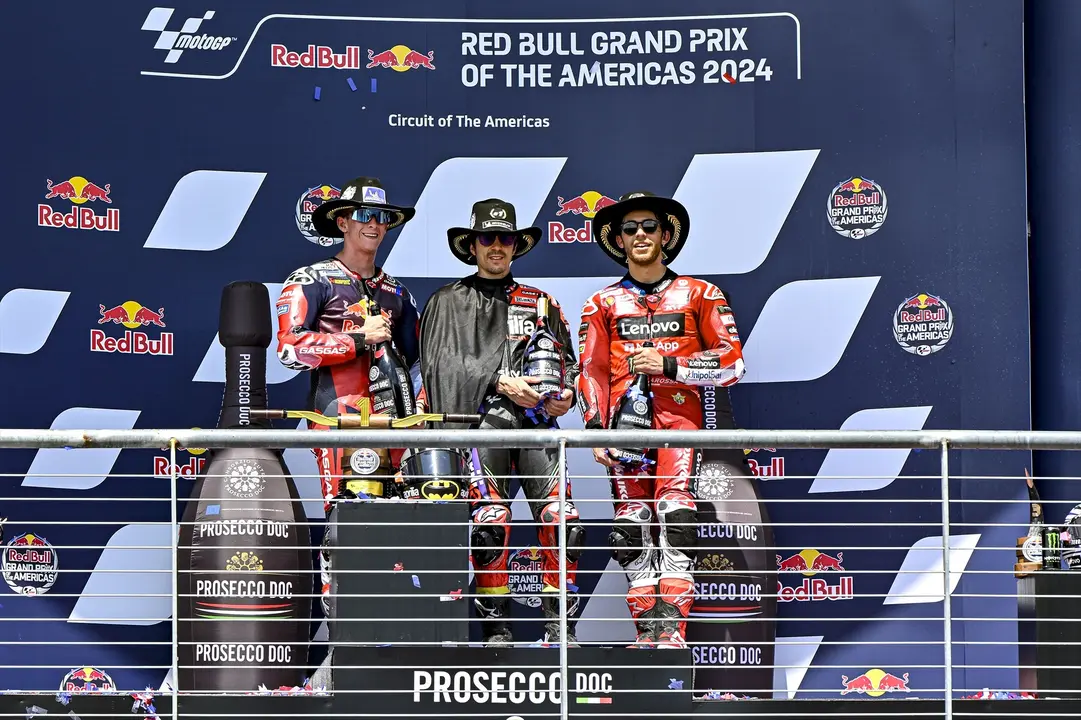 De izda a dcha: Pedro Acosta, Maverick Vi&ntilde;ales y Enea Bastianini en el podio del Gran Premio de Las Am&eacute;ricas 2024. /  GIGI SOLDANO