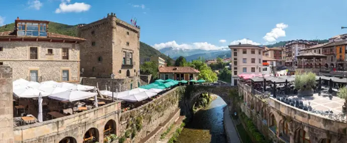 Vista de Potes y de varios restaurantes. / A.S.
