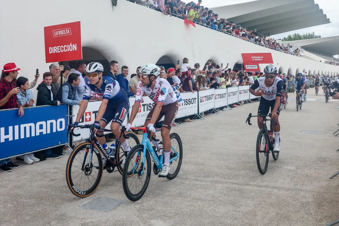 El pelot&oacute;n de ciclistas durante la salida la 21 etapa de la Vuelta ciclista a Espa&ntilde;a 2023. / Ricardo Rubio / EP