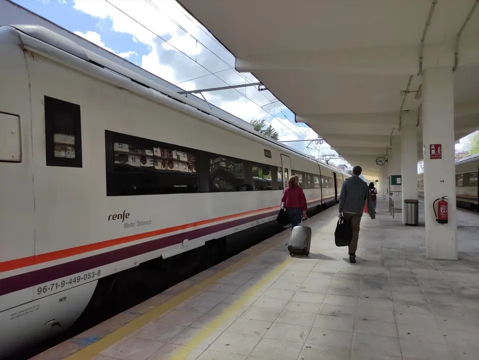 Viajeros en una estaci&oacute;n de tren. EP / Archivo