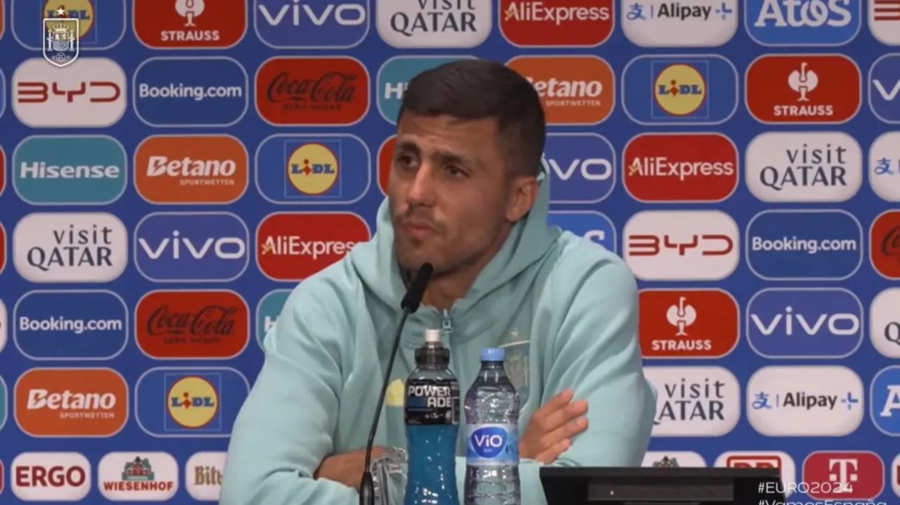 Rodri Hern&aacute;ndez durante la rueda de prensa. / A.E.