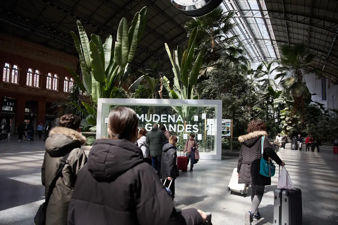 Varias personas caminan por una de las instalaciones de Atocha. Jes&uacute;s Hell&iacute;n / Archivo
