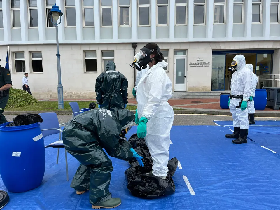 Zona de desinfecci&oacute;n y cambio de ropa de los agentes. / Alerta