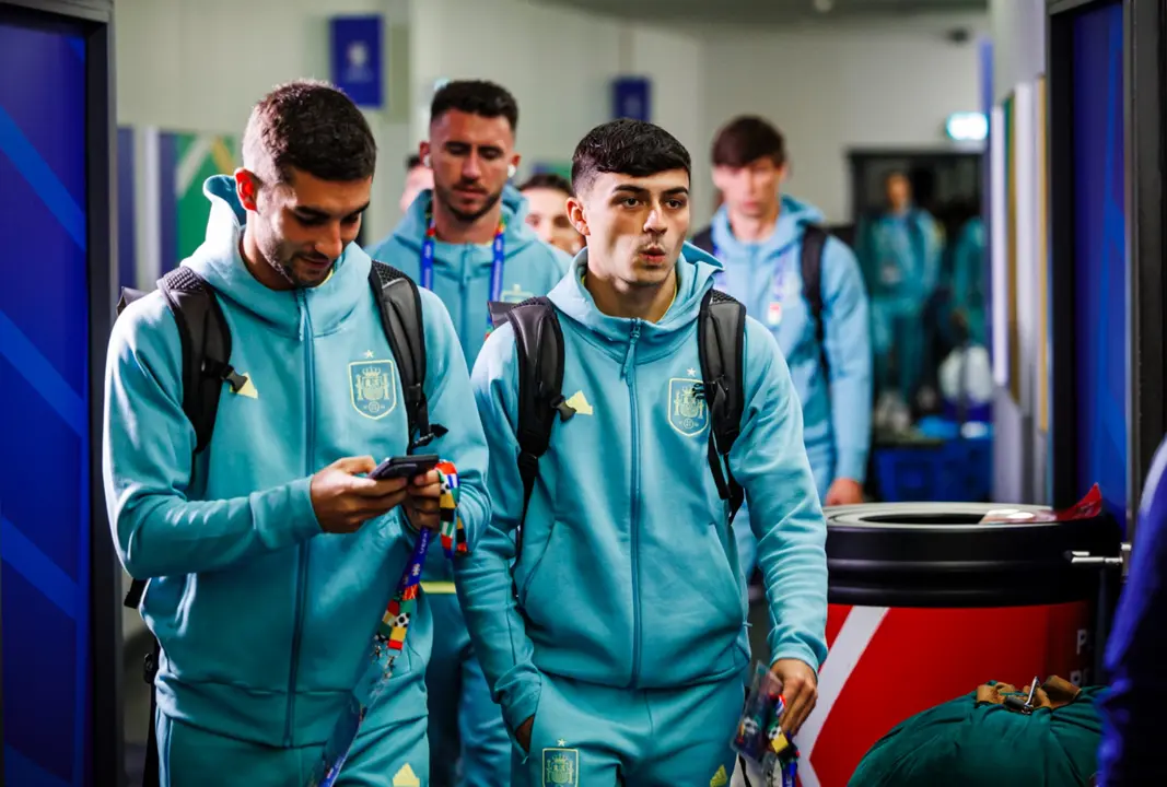 Pedri y Ferr&aacute;n a su llegada al estadio. / RFEF