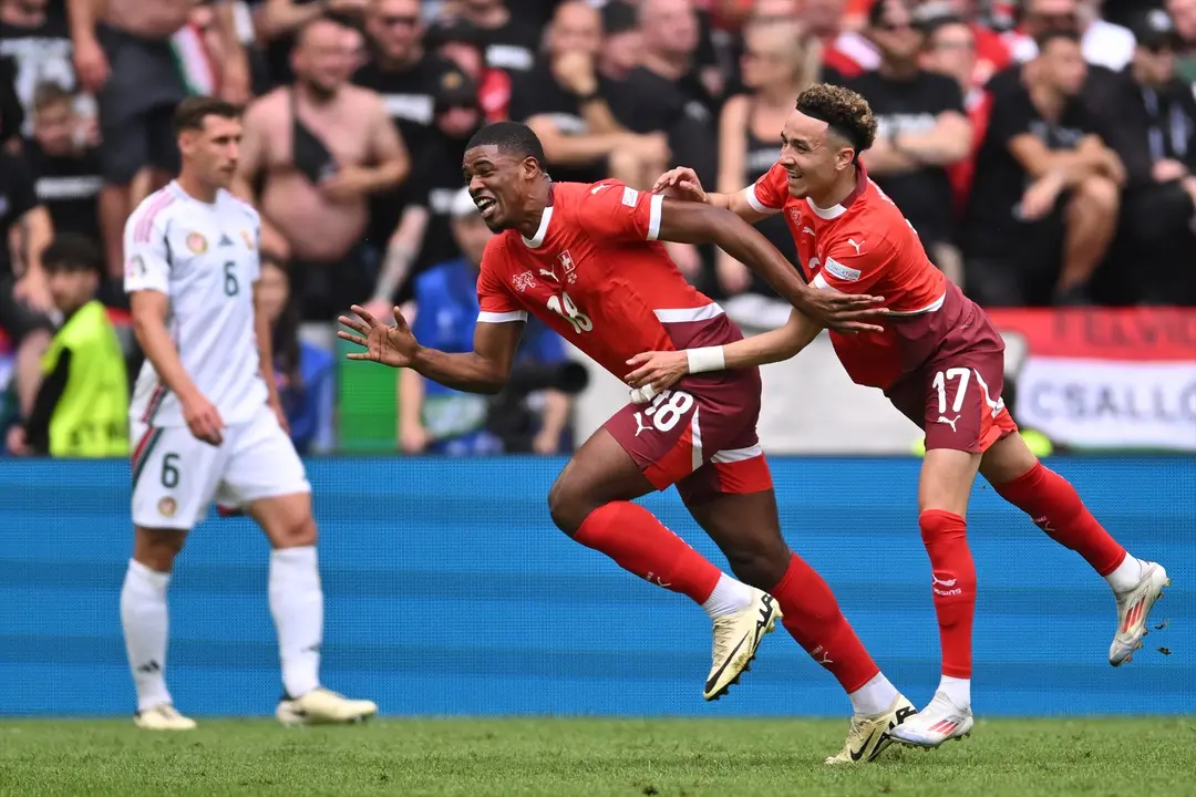 Los jugadores de Suiza celebran uno de los goles del partido. / Marius Becker