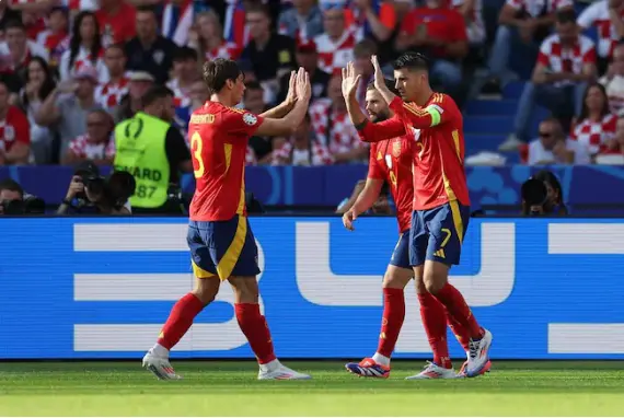 Morata y Le Normand celebran el gol de Morata. / UEFA