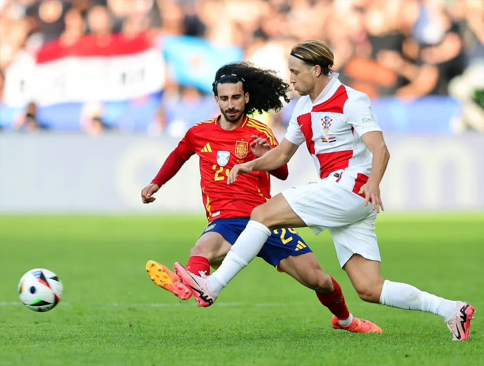 Marc Cucurella ante Lovro Majer durante el Espa&ntilde;a-Croacia de la Eurocopa de Alemania. / Andreas Gora / EP
