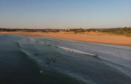 Somo cuenta con unas playas espectaculares para hacer surf. / A.S.