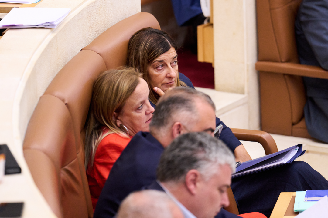 La presidenta de Cantabria, Mar&iacute;a Jos&eacute; S&aacute;enz de Buruaga, junto a la consejera de Presidencia, Isabel Urrutia, en un pleno del Parlamento. / J. Serrano