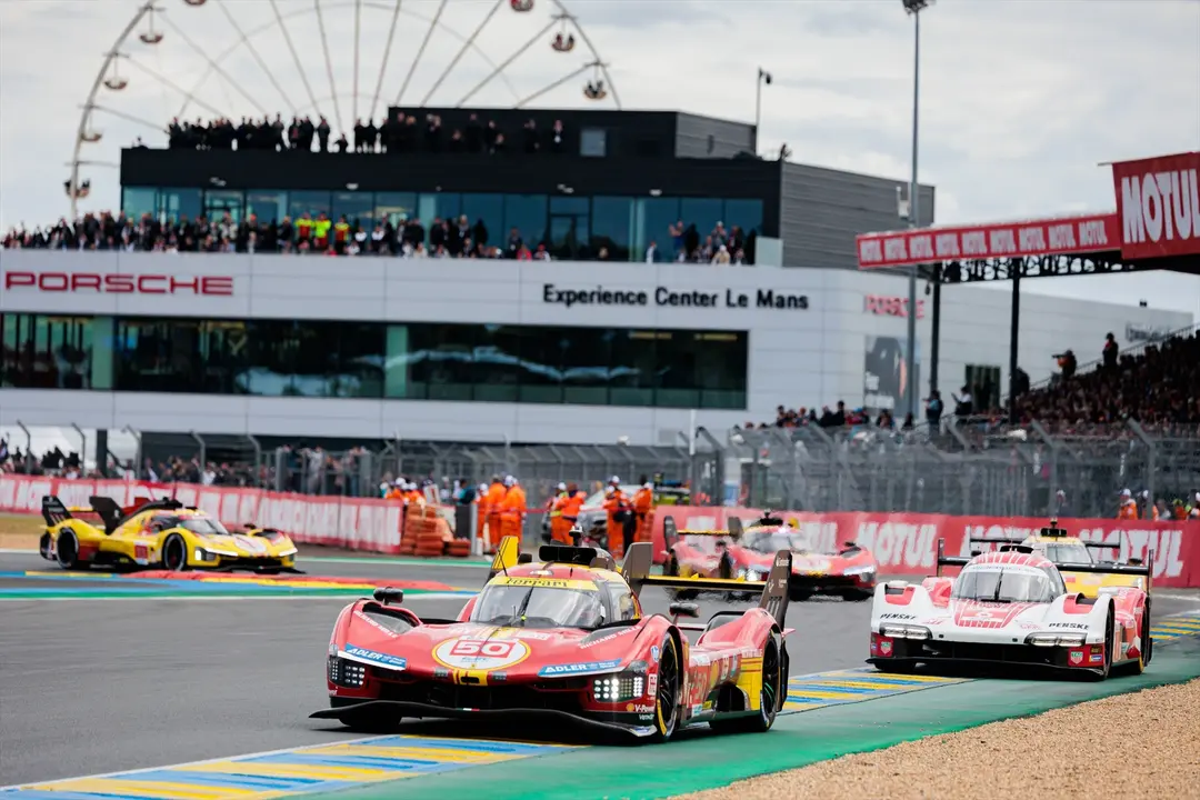 El coche n&uacute;mero 50 de Ferrari AF Corse, pilotado por el espa&ntilde;ol Miguel Molina, el italiano Antonio Fuoco y el dan&eacute;s Nicklas Nielsen, ha conquistado Le Mans. / Germain Hazard