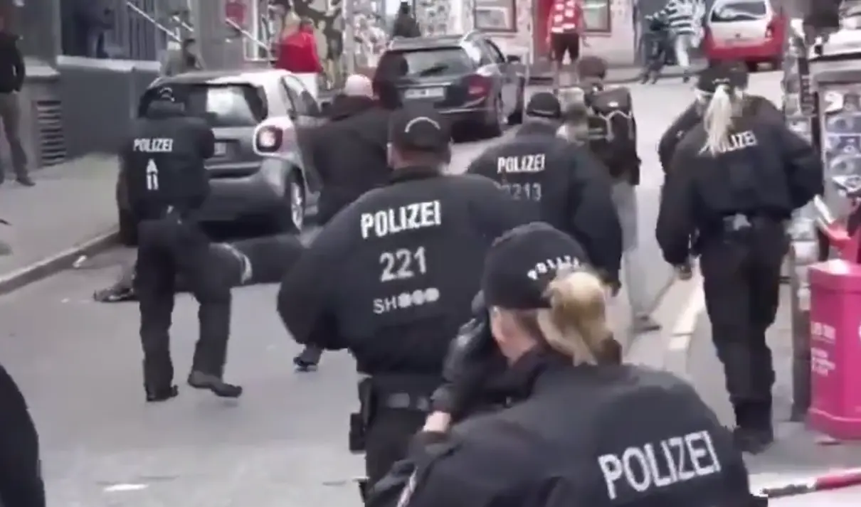 Captura del v&iacute;deo de la polic&iacute;a alemana rodeando al hombre que ya se encontraba en el suelo.
