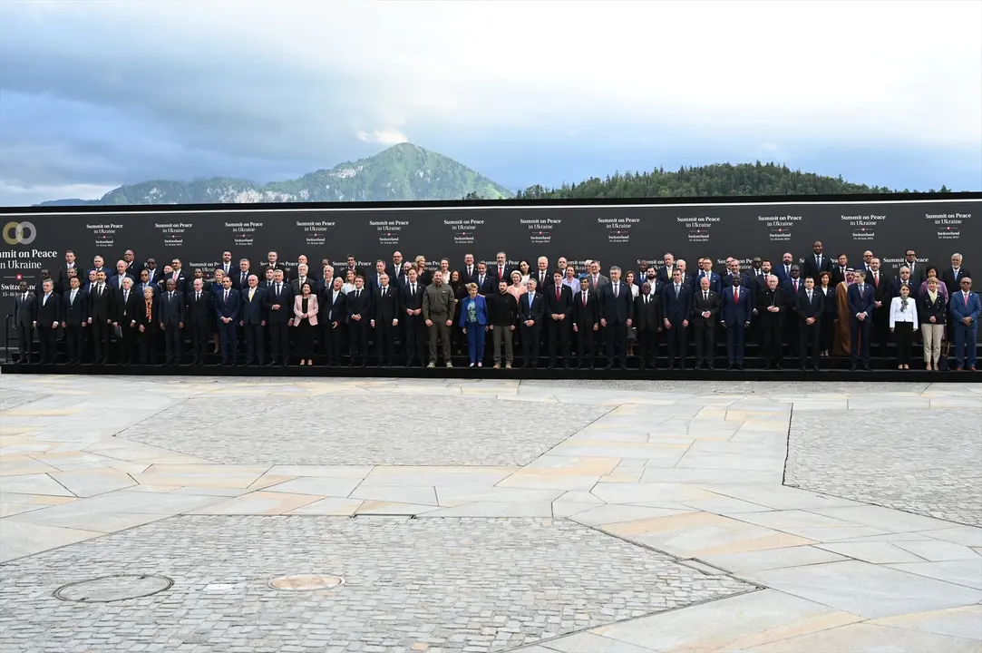 Foto de familia durante la inauguraci&oacute;n de la Cumbre sobre la Paz de Ucrania. Moncloa