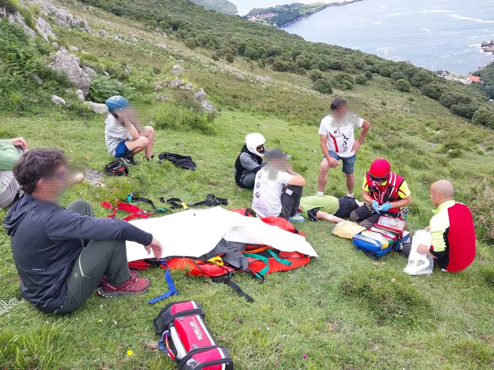 Atenci&oacute;n y evacuaci&oacute;n de un joven vasco que tuvo un accidente con parapente en Islares. /  112