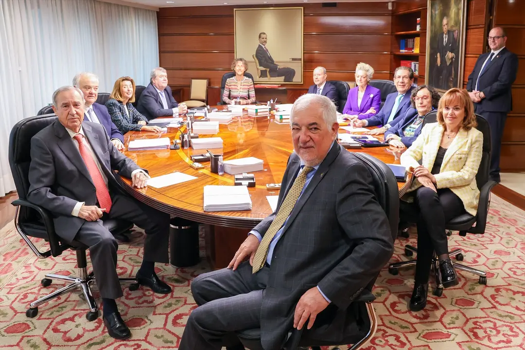 El presidente del Tribunal Constitucional, C&aacute;ndido Conde-Pumpido (c) y la vicepresidenta del TC, Inmaculada Montalb&aacute;n (1d), junto a los magistrados durante un pleno. Marta Fern&aacute;ndez / Archivo