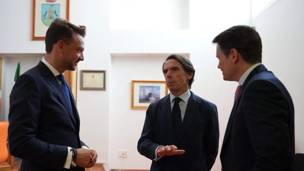 El expresidente Jos&eacute; Mar&iacute;a Aznar conversa con el consejero de Presidencia, Abel Bautista, y el alcalde de Jara&iacute;z de la Vera, Luis Miguel N&uacute;&ntilde;ez. EP