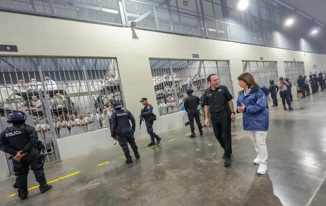 La ministra argentina de Seguridad, Patricia Bullrich, en una visita a una c&aacute;rcel de El Salvador. Red social X