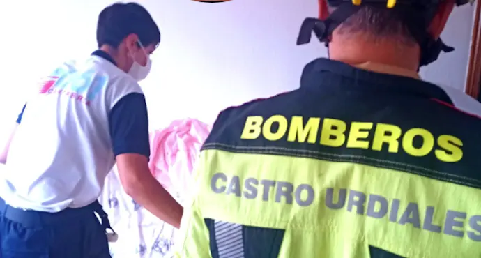 Los servicios de emergencias atienden al hombre herido con quemaduras en piernas, brazos y rostro, como consecuencia de una explosi&oacute;n el&eacute;ctrica en una vivienda de Castro Urdiales. / 112