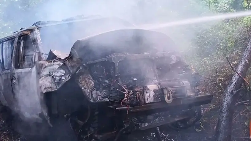 El coche calcinado. Bomberos de Castro Urdiales