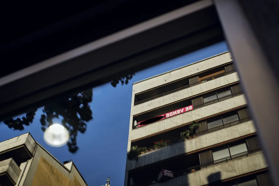 Un cartel de 'Se Vende' de una inmobiliaria en un piso. EP / Archivo
