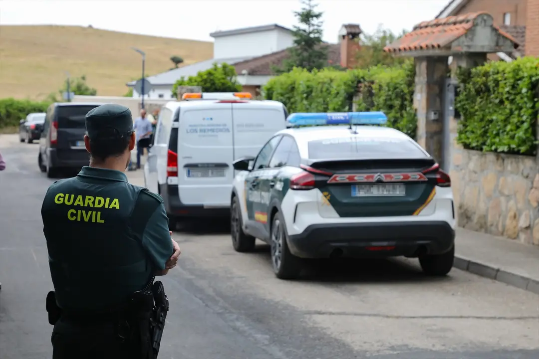 Calle acordonada por la Guardia Civil en Soto del Real. Rafael Bastante