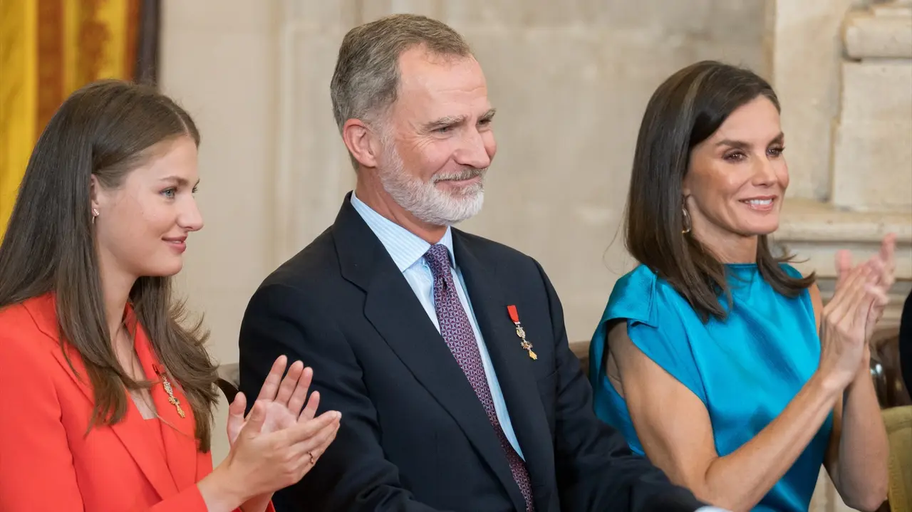 Los Reyes, Felipe VI y Letizia (d), acompa&ntilde;ados de la Princesa Leonor (i) durante la imposici&oacute;n de condecoraciones con ocasi&oacute;n del X aniversario de la Proclamaci&oacute;n de Su Majestad el Rey. Diego Radam&eacute;s