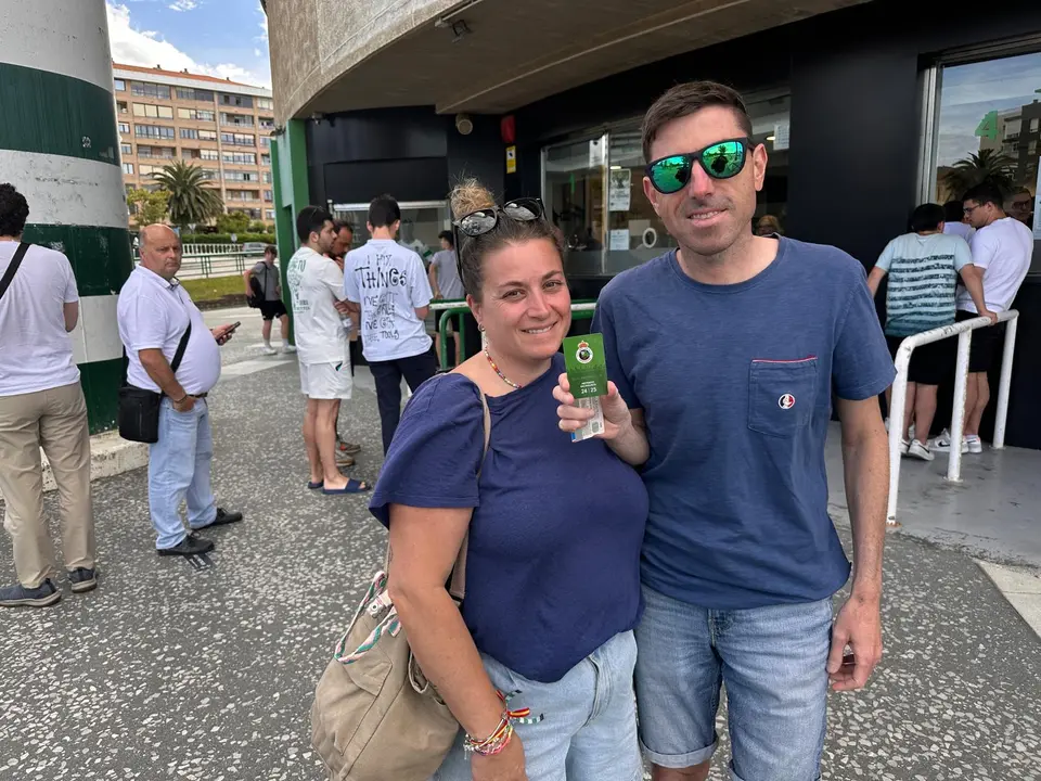 Dos personas con su carn&eacute; del Racing. / Red social X