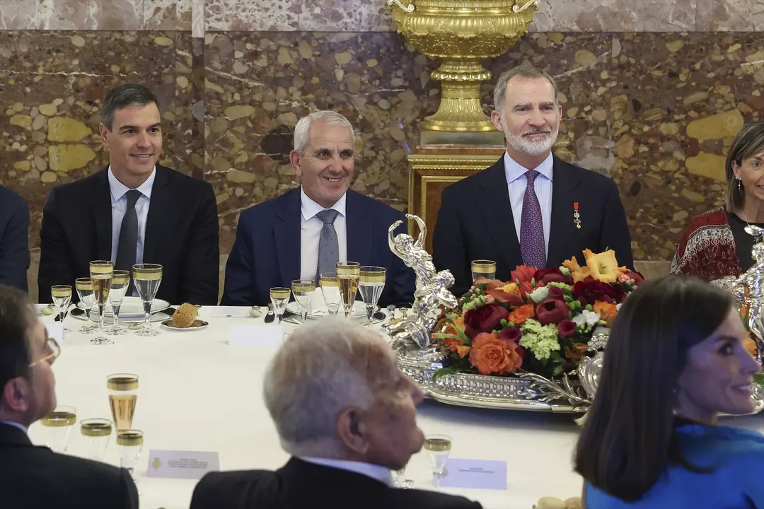 El rey Felipe VI (d), el presidente del Gobierno, Pedro S&aacute;nchez (i), y el presidente de la Asociaci&oacute;n Cultural Al Idrissi, Abdelkader Chaib Haddu (c). EP