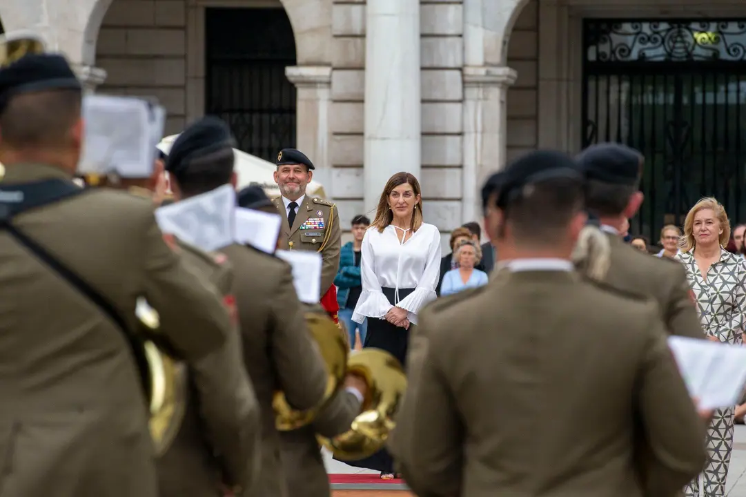 La presidenta de Cantabria, Mar&iacute;a Jos&eacute; S&aacute;enz de Buruaga, durante el izado de bandera. / Red social X