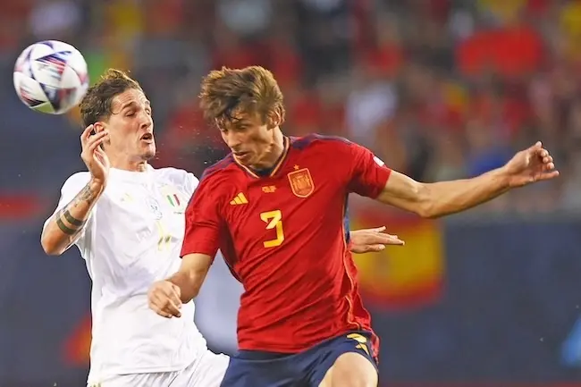 El italiano Zaniolo y Le Normand en acci&oacute;n durante el partido de semifinales de la Liga de Naciones de la UEFA entre Espa&ntilde;a e Italia . / Fabio Ferrari / ep
